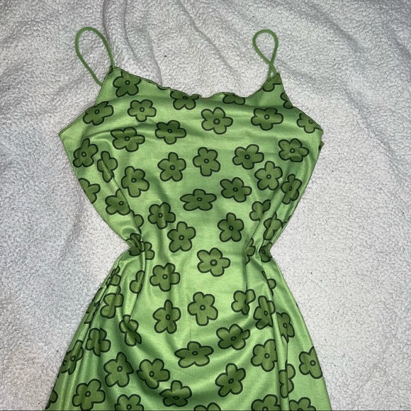 GREEN FLORAL 70’s STYLE FLOWER POWER PATTERN Scalloped Mini Dress NWOT - Picture 1 of 3